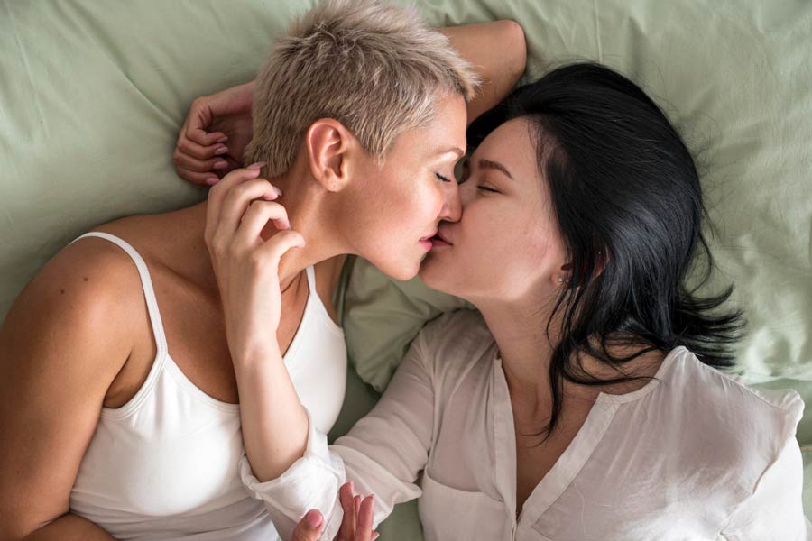 Mature lesbian sex between Mom and Debbie